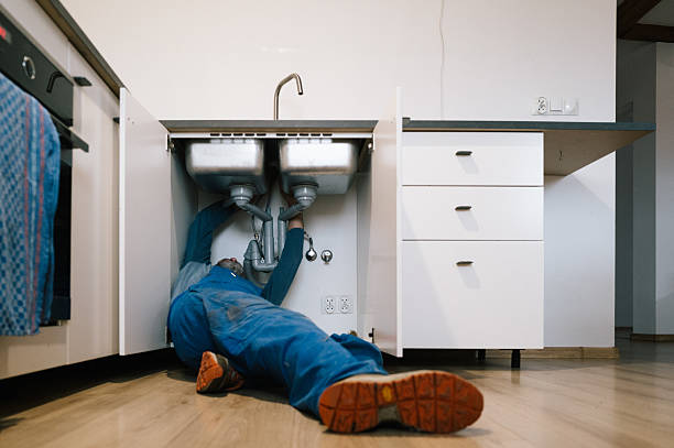 Professional Emergency Plumber technician working in Cushing, OK